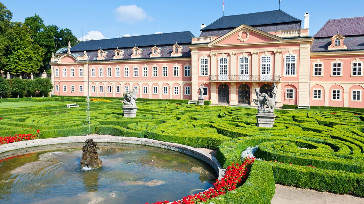 Dobříš Castle invites you to a French garden